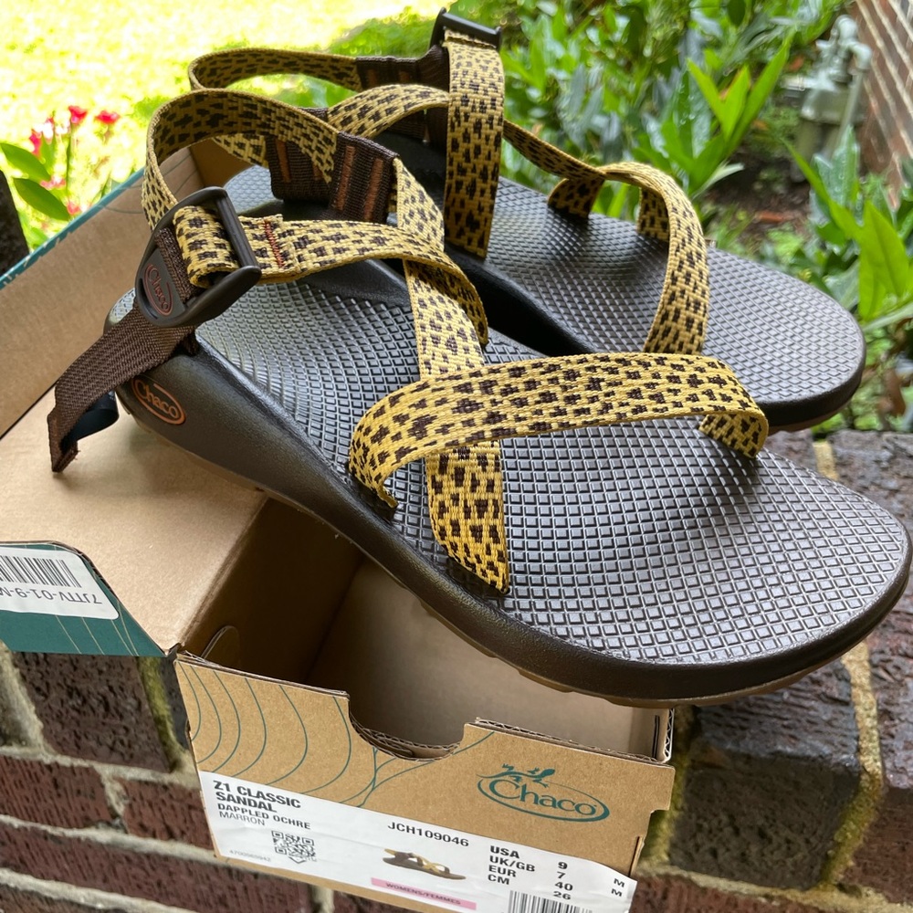 Chacos women’s sandals new